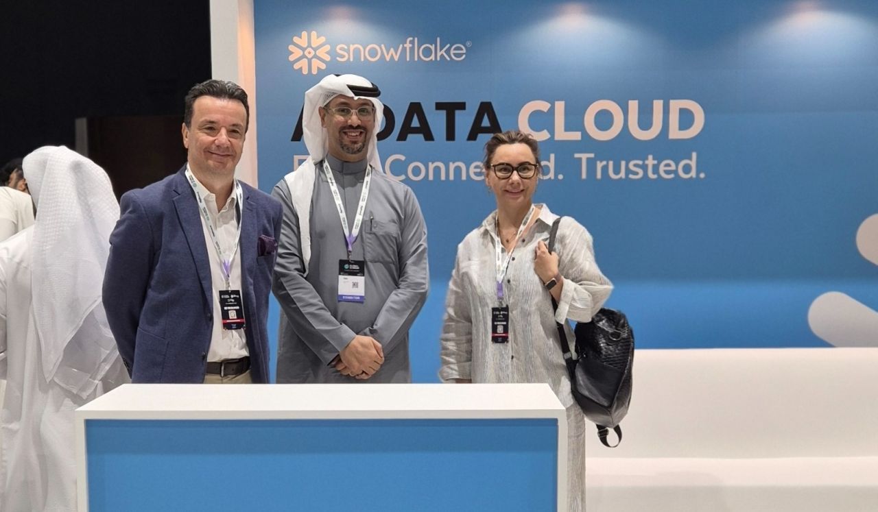 Yana Ern with colleagues at the AI Data Cloud stand during the Global AI Show